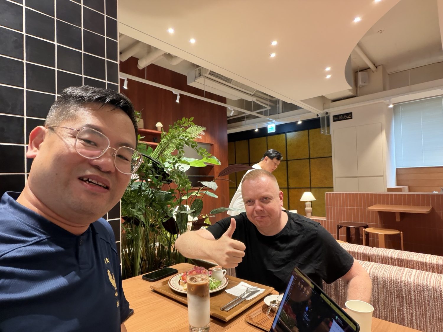 Joel Lin in an informal meeting with an international technology participant