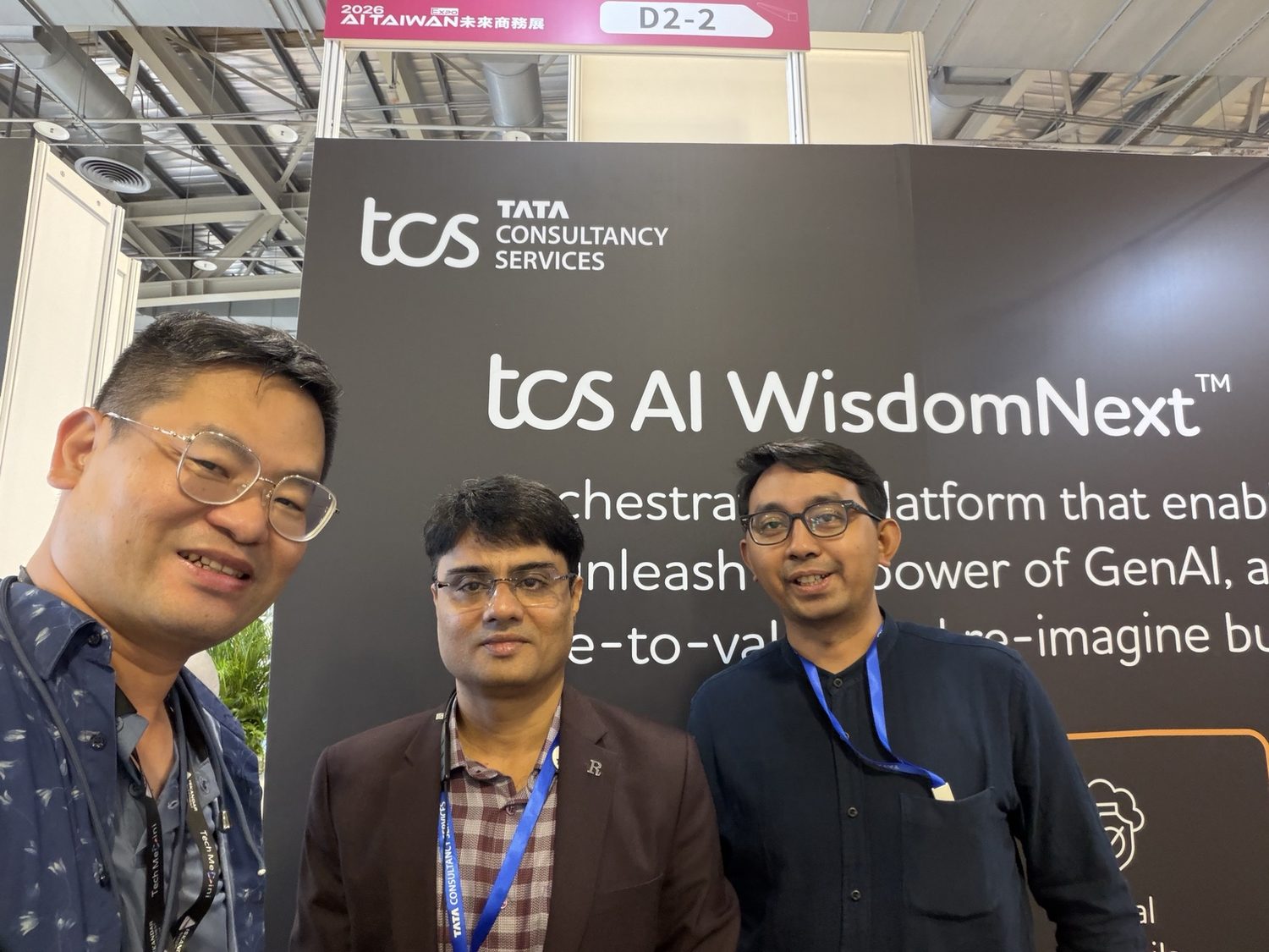 Joel Lin with exhibitors at the TCS AI WisdomNext booth